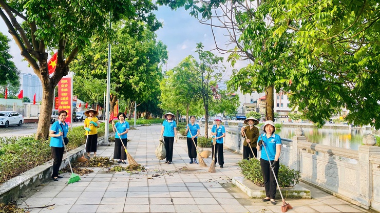 Phường Phú Diễn ra quân tổng vệ sinh môi trường, làm sạch không gian sống- Ảnh 5.