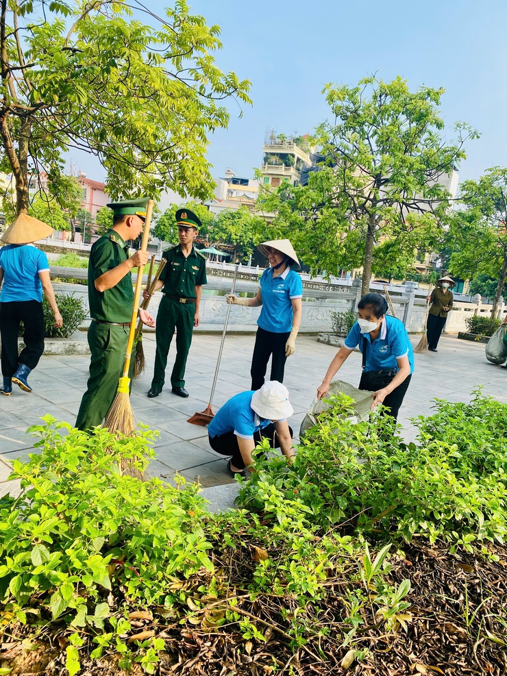 Phường Phú Diễn ra quân tổng vệ sinh môi trường, làm sạch không gian sống- Ảnh 4.
