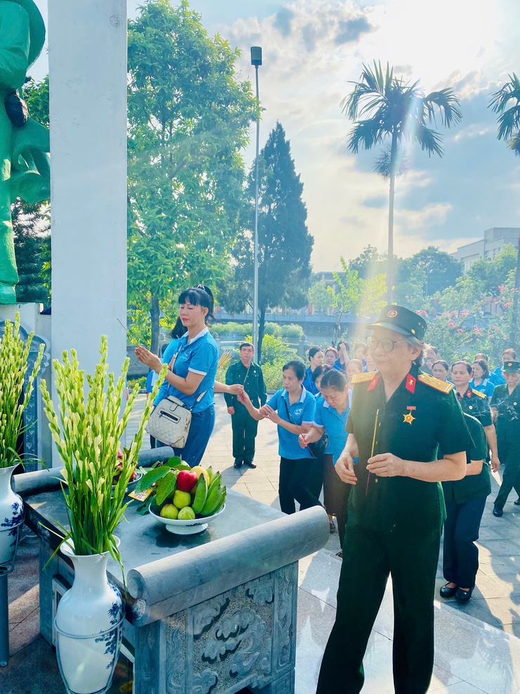 Phường Phú Diễn ra quân tổng vệ sinh môi trường, làm sạch không gian sống- Ảnh 2.
