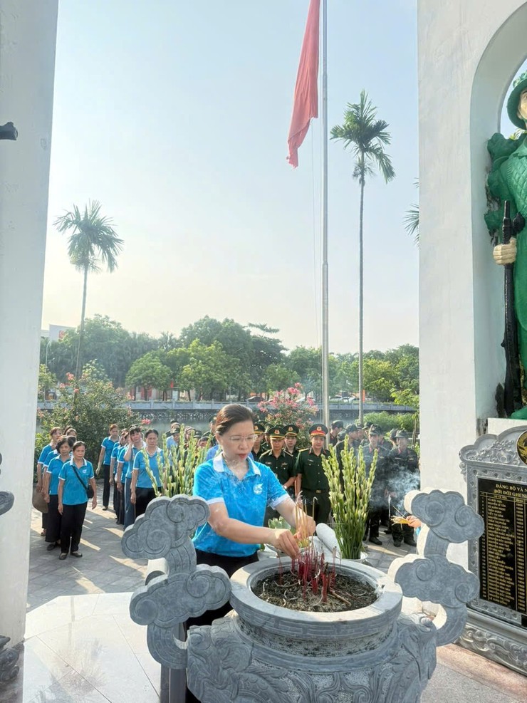 Phường Phú Diễn ra quân tổng vệ sinh môi trường, làm sạch không gian sống- Ảnh 1.