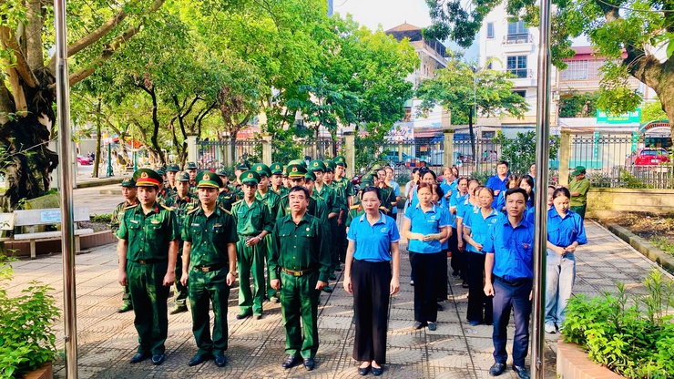 Phường Phú Diễn ra quân tổng vệ sinh môi trường, làm sạch không gian sống- Ảnh 3.