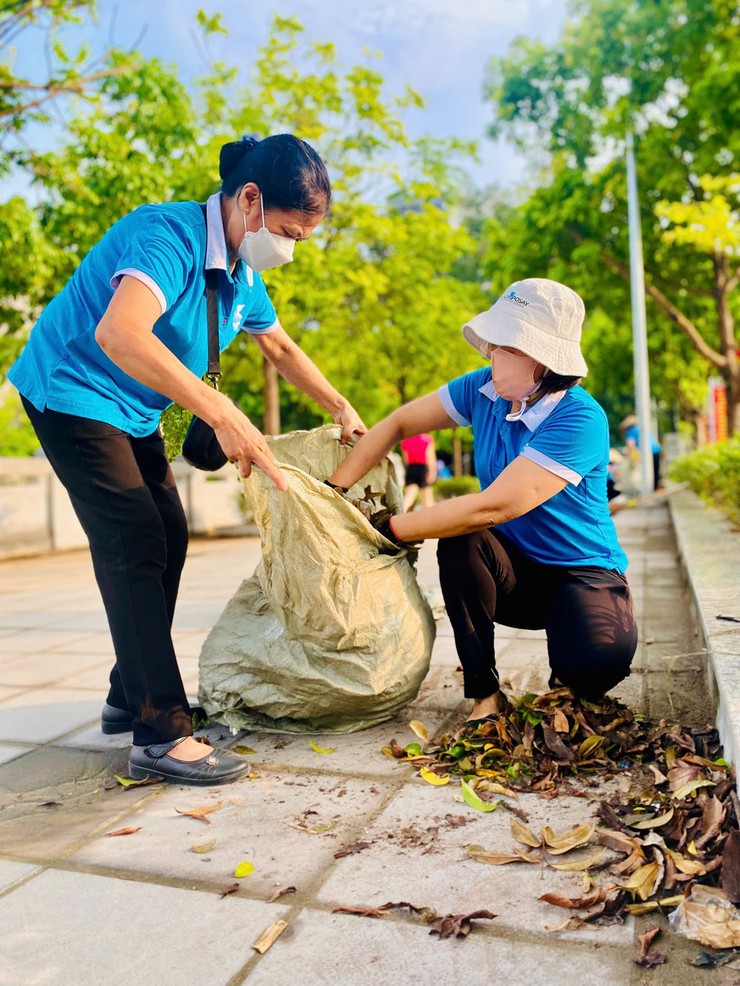 Phường Phú Diễn ra quân tổng vệ sinh môi trường, làm sạch không gian sống- Ảnh 9.