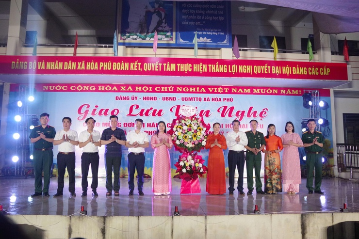 Hòa Phú: Sôi nổi chương trình giao lưu văn nghệ chào mừng đơn vị hành chính mới và Đại hội đại biểu Đảng bộ xã lần thứ I.- Ảnh 1.