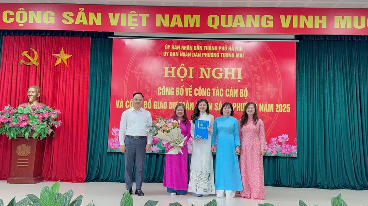 Hội nghị Công bố về công tác cán bộ và công bố dự toán ngân sách phường Tương Mai năm 2025
- Ảnh 4.
