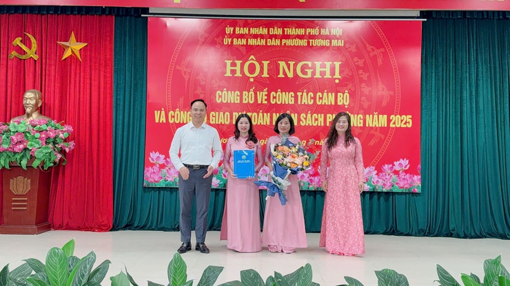 Hội nghị Công bố về công tác cán bộ và công bố dự toán ngân sách phường Tương Mai năm 2025
- Ảnh 8.