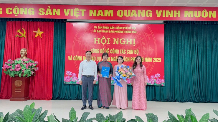 Hội nghị Công bố về công tác cán bộ và công bố dự toán ngân sách phường Tương Mai năm 2025
- Ảnh 10.