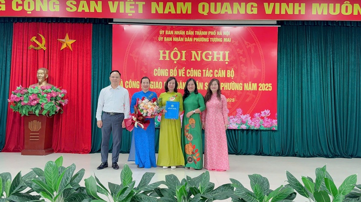Hội nghị Công bố về công tác cán bộ và công bố dự toán ngân sách phường Tương Mai năm 2025
- Ảnh 13.