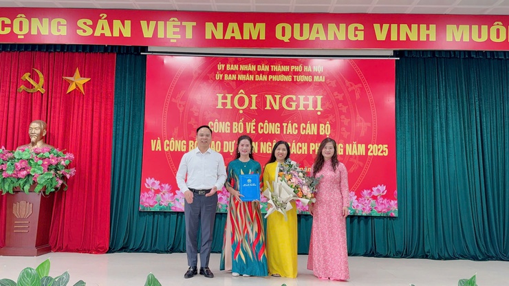 Hội nghị Công bố về công tác cán bộ và công bố dự toán ngân sách phường Tương Mai năm 2025
- Ảnh 16.