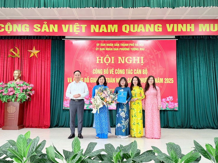 Hội nghị Công bố về công tác cán bộ và công bố dự toán ngân sách phường Tương Mai năm 2025
- Ảnh 22.