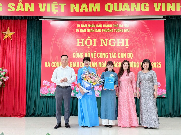Hội nghị Công bố về công tác cán bộ và công bố dự toán ngân sách phường Tương Mai năm 2025
- Ảnh 1.