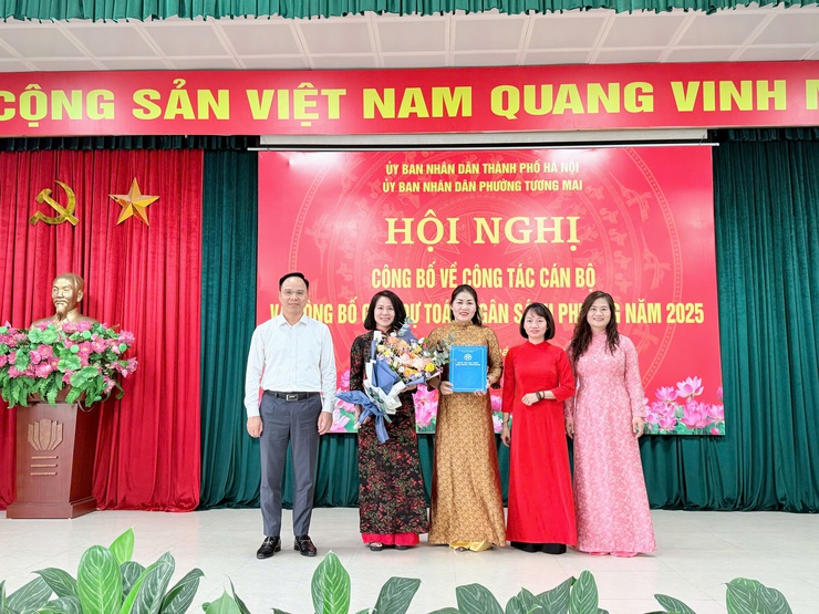 Hội nghị Công bố về công tác cán bộ và công bố dự toán ngân sách phường Tương Mai năm 2025
- Ảnh 24.