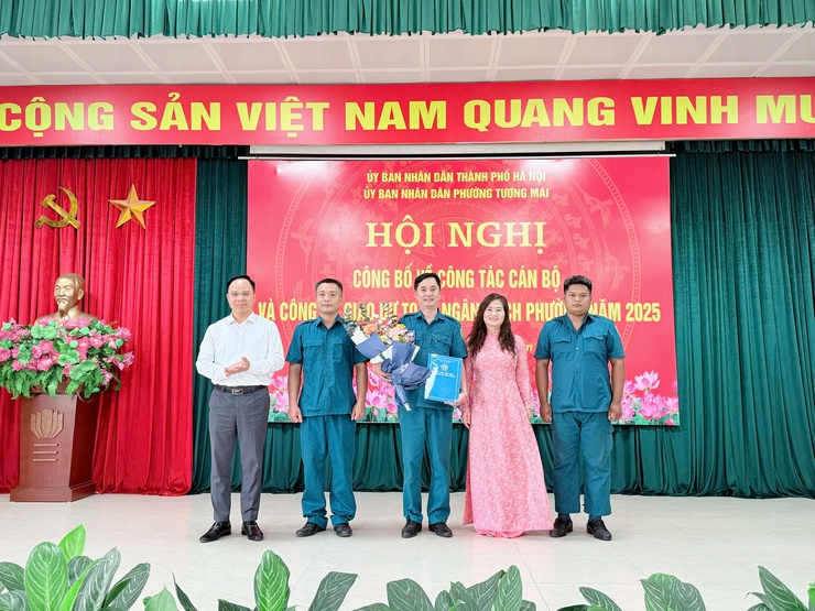 Hội nghị Công bố về công tác cán bộ và công bố dự toán ngân sách phường Tương Mai năm 2025
- Ảnh 27.