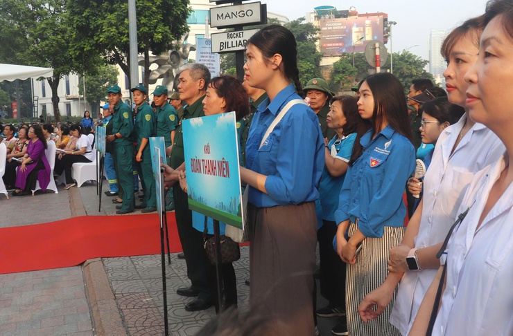 Phường Vĩnh Tuy: Tổ chức Đợt cao điểm ra quân TTĐT, TTATGT, TTCC, VSMT nhân dịp kỷ niệm 80 năm Cách mạng tháng Tám và Quốc khánh 2/9- Ảnh 7.