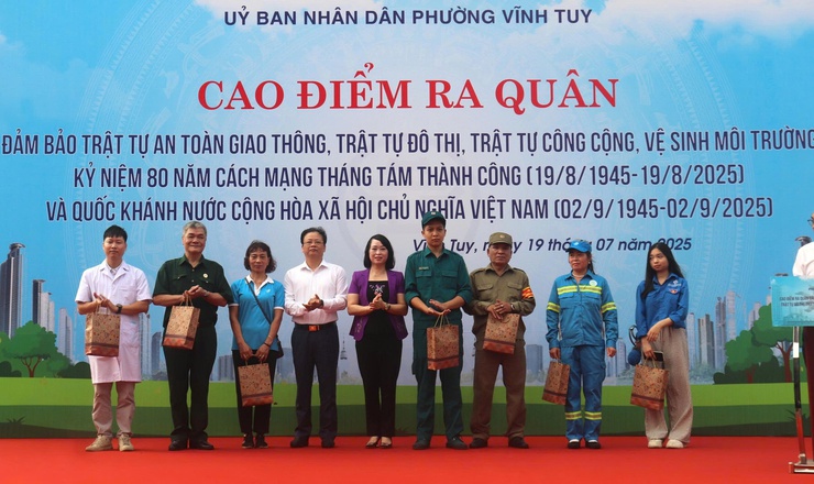 Phường Vĩnh Tuy: Tổ chức Đợt cao điểm ra quân TTĐT, TTATGT, TTCC, VSMT nhân dịp kỷ niệm 80 năm Cách mạng tháng Tám và Quốc khánh 2/9- Ảnh 5.