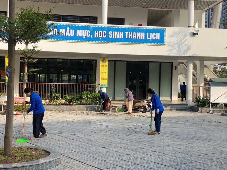 Phường Lĩnh Nam ra quân tổng vệ sinh môi trường khắc phục hậu quả sau cơn mưa giông, lốc.- Ảnh 7.