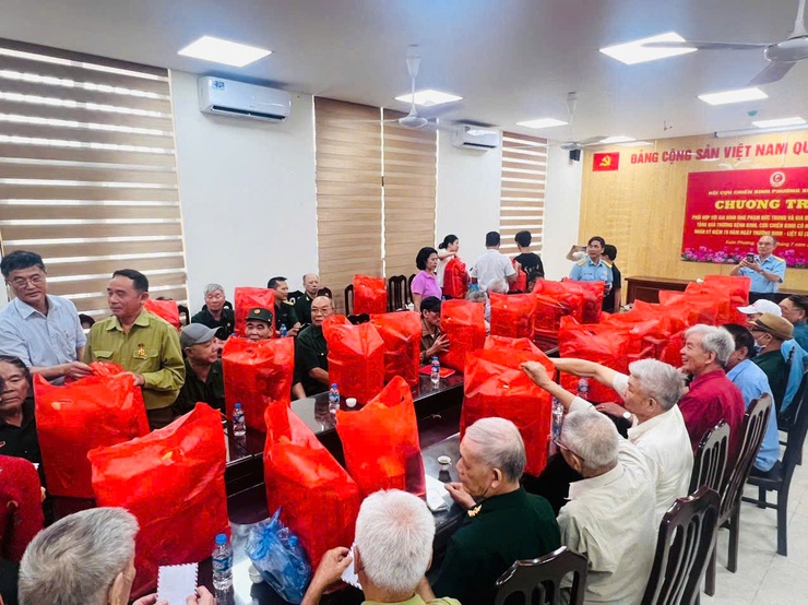 Hội Cựu chiến binh phường Xuân Phương tổ chức gặp mặt, tri ân các Thương binh, Bệnh binh và nạn nhân chất độc da cam- Ảnh 4.