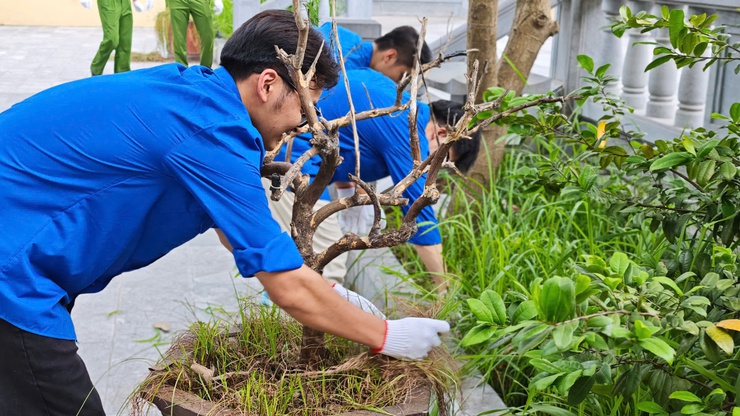 Tuổi trẻ Xuân Phương ra quân chỉnh trang khuôn viên Đài tưởng niệm Liệt sĩ và các di tích cách mạng Hướng tới kỷ niệm 78 năm Ngày Thương binh - Liệt sĩ (27/7/1947 – 27/7/2025)- Ảnh 2.