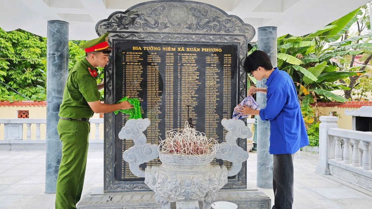 Tuổi trẻ Xuân Phương ra quân chỉnh trang khuôn viên Đài tưởng niệm Liệt sĩ và các di tích cách mạng Hướng tới kỷ niệm 78 năm Ngày Thương binh - Liệt sĩ (27/7/1947 – 27/7/2025)- Ảnh 1.