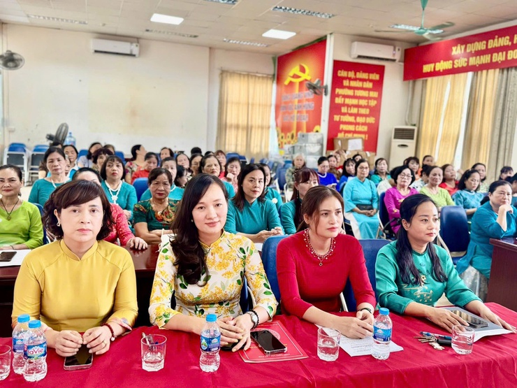 Hội Liên hiệp Phụ nữ Phường Tương Mai đã tổ chức hội nghị Ban Chấp hành mở rộng công bố các quyết định về công tác cán bộ và triển khai phương hướng nhiệm vụ trọng tâm 6 tháng cuối năm 2025.- Ảnh 9.