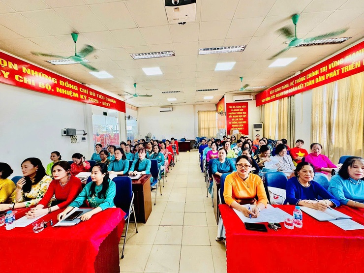 Hội Liên hiệp Phụ nữ Phường Tương Mai đã tổ chức hội nghị Ban Chấp hành mở rộng công bố các quyết định về công tác cán bộ và triển khai phương hướng nhiệm vụ trọng tâm 6 tháng cuối năm 2025.- Ảnh 6.