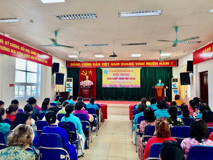 Hội Liên hiệp Phụ nữ Phường Tương Mai đã tổ chức hội nghị Ban Chấp hành mở rộng công bố các quyết định về công tác cán bộ và triển khai phương hướng nhiệm vụ trọng tâm 6 tháng cuối năm 2025.- Ảnh 4.