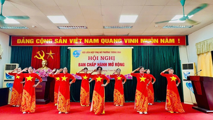 Hội Liên hiệp Phụ nữ Phường Tương Mai đã tổ chức hội nghị Ban Chấp hành mở rộng công bố các quyết định về công tác cán bộ và triển khai phương hướng nhiệm vụ trọng tâm 6 tháng cuối năm 2025.- Ảnh 5.