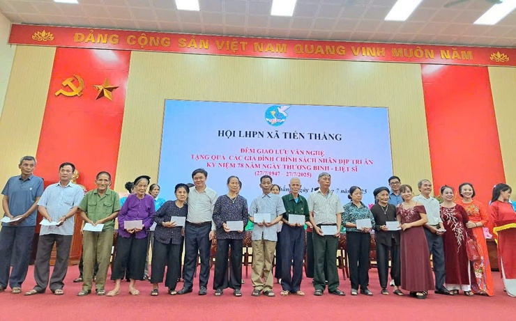 Hội LHPN xã Tiến Thắng tổ chức đêm giao lưu văn nghệ và tặng quà tri ân nhân dịp kỉ niệm 78 năm ngày thương binh liệt sĩ- Ảnh 1.
