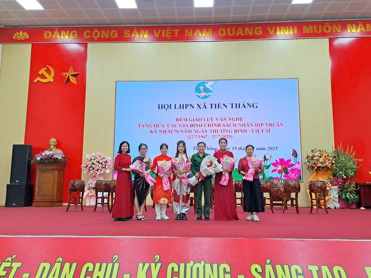 Hội LHPN xã Tiến Thắng tổ chức đêm giao lưu văn nghệ và tặng quà tri ân nhân dịp kỉ niệm 78 năm ngày thương binh liệt sĩ- Ảnh 2.