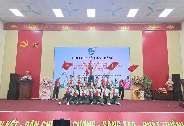 Hội LHPN xã Tiến Thắng tổ chức đêm giao lưu văn nghệ và tặng quà tri ân nhân dịp kỉ niệm 78 năm ngày thương binh liệt sĩ- Ảnh 4.