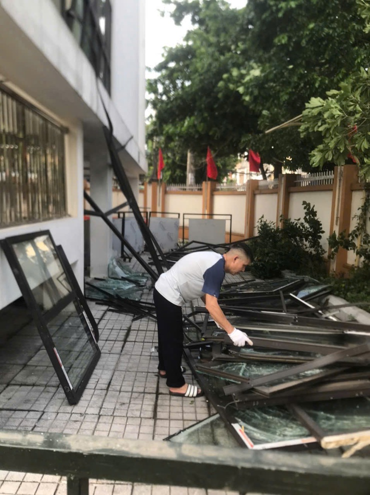 Phường Lĩnh Nam ra quân tổng vệ sinh môi trường khắc phục hậu quả sau cơn mưa giông, lốc.- Ảnh 4.