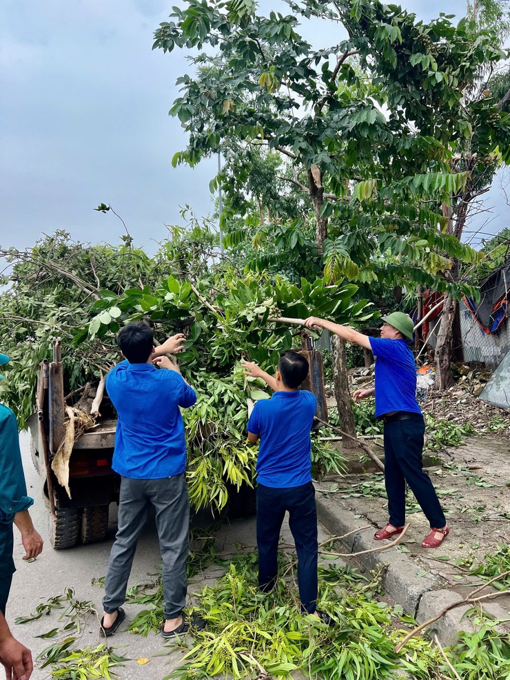 Phường Lĩnh Nam ra quân tổng vệ sinh môi trường khắc phục hậu quả sau cơn mưa giông, lốc.- Ảnh 1.