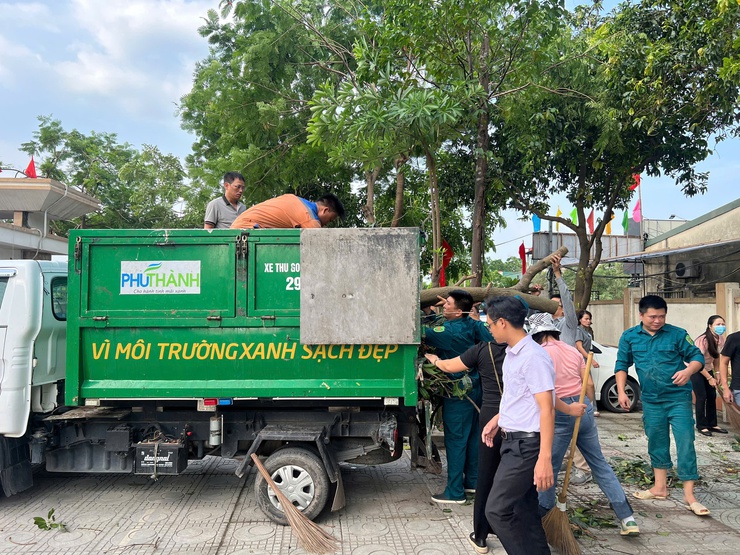 Phường Lĩnh Nam ra quân tổng vệ sinh môi trường khắc phục hậu quả sau cơn mưa giông, lốc.- Ảnh 2.