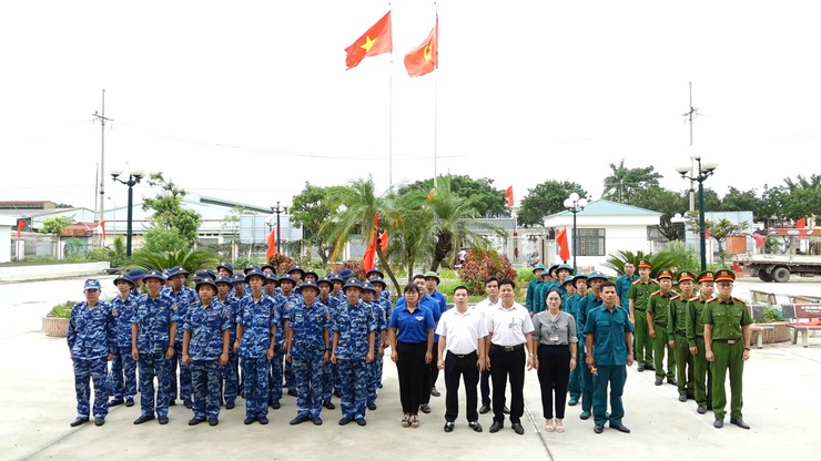 Bình Minh ra quân giải tỏa vi phạm lấn chiếm hành lang an toàn giao thông- Ảnh 1.