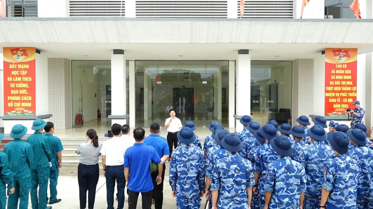 Bình Minh ra quân giải tỏa vi phạm lấn chiếm hành lang an toàn giao thông- Ảnh 2.