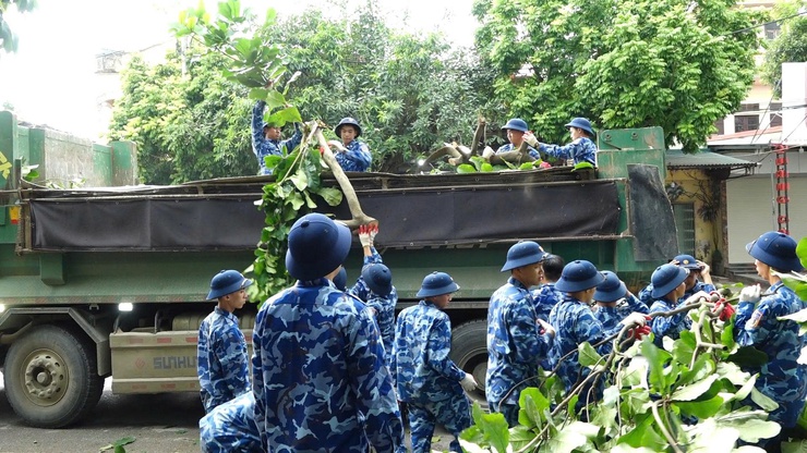 Bình Minh ra quân giải tỏa vi phạm lấn chiếm hành lang an toàn giao thông- Ảnh 5.