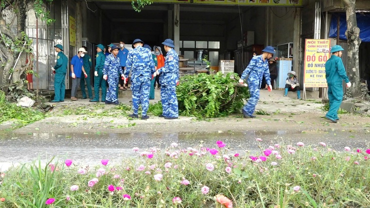 Bình Minh ra quân giải tỏa vi phạm lấn chiếm hành lang an toàn giao thông- Ảnh 4.