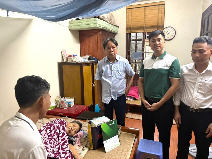 Tri ân người có công: MTTQ xã Bát Tràng và Ngân hàng Vietcombank tặng quà các đồng chí thương binh, bệnh binh và thân nhân Liệt sỹ xã Bát Tràng nhân dịp 27/7/2025- Ảnh 2.