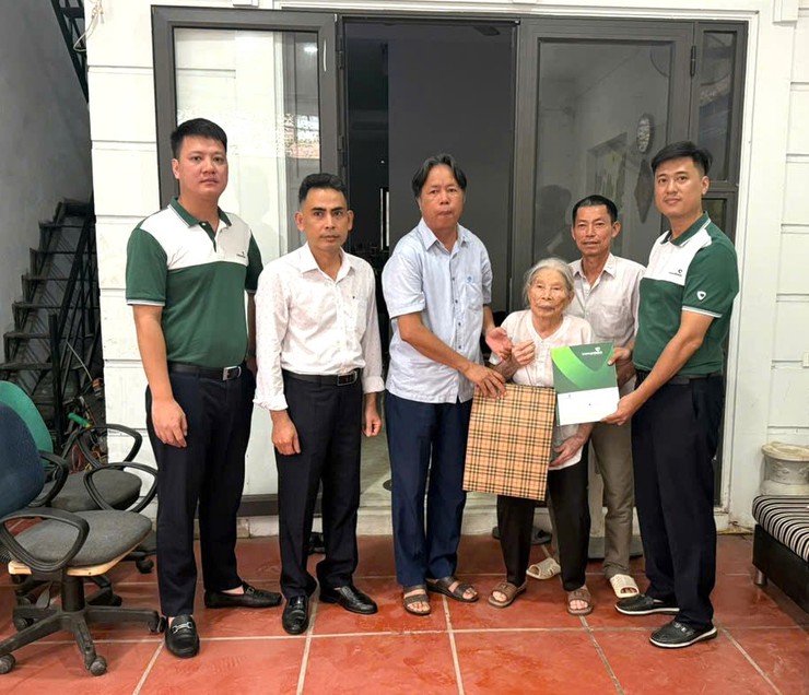 Tri ân người có công: MTTQ xã Bát Tràng và Ngân hàng Vietcombank tặng quà các đồng chí thương binh, bệnh binh và thân nhân Liệt sỹ xã Bát Tràng nhân dịp 27/7/2025- Ảnh 3.