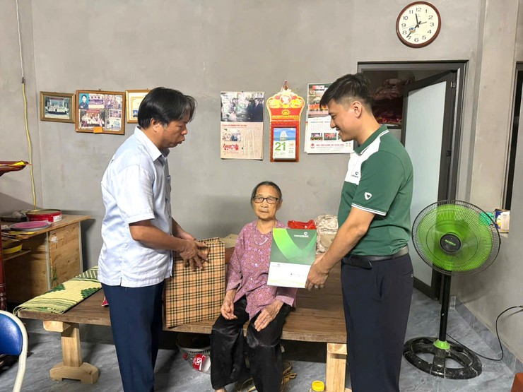 Tri ân người có công: MTTQ xã Bát Tràng và Ngân hàng Vietcombank tặng quà các đồng chí thương binh, bệnh binh và thân nhân Liệt sỹ xã Bát Tràng nhân dịp 27/7/2025- Ảnh 4.