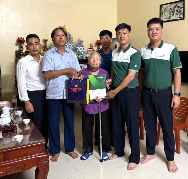 Tri ân người có công: MTTQ xã Bát Tràng và Ngân hàng Vietcombank tặng quà các đồng chí thương binh, bệnh binh và thân nhân Liệt sỹ xã Bát Tràng nhân dịp 27/7/2025- Ảnh 5.