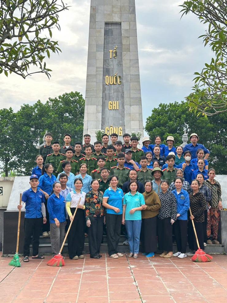 MTTQ, CÁC ĐOÀN THỂ  VÀ NHÂN DÂN XÃ SÓC SƠN RA QUÂN LÀM ĐẸP NGHĨA TRANG LIỆT SĨ
- Ảnh 1.