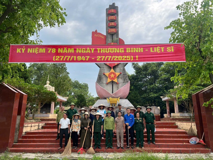 MTTQ, CÁC ĐOÀN THỂ  VÀ NHÂN DÂN XÃ SÓC SƠN RA QUÂN LÀM ĐẸP NGHĨA TRANG LIỆT SĨ
- Ảnh 2.