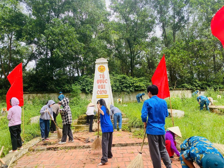 MTTQ, CÁC ĐOÀN THỂ  VÀ NHÂN DÂN XÃ SÓC SƠN RA QUÂN LÀM ĐẸP NGHĨA TRANG LIỆT SĨ
- Ảnh 4.