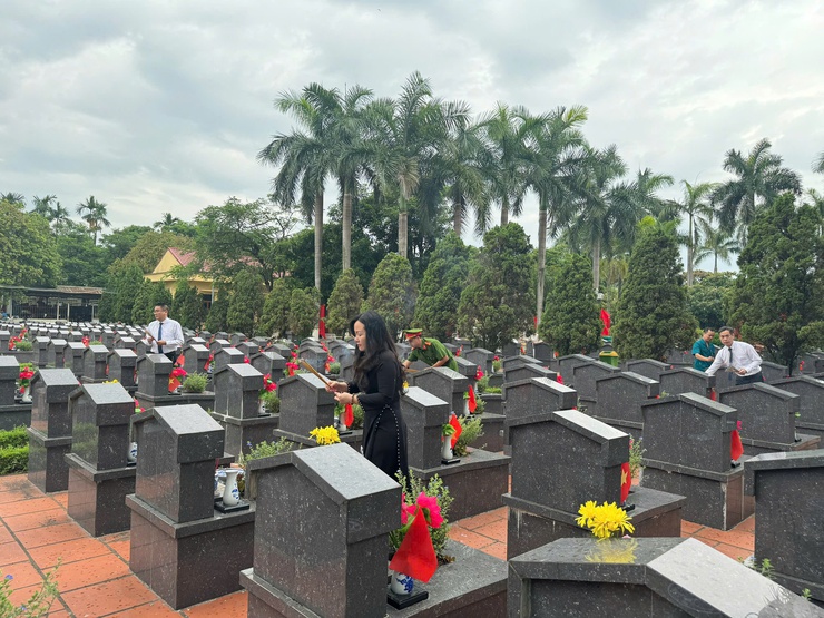 ĐẢNG ỦY - HĐND - UBND - UB MTTQ VIỆT NAM PHƯỜNG KIM LIÊN DÂNG HƯƠNG TƯỞNG NIỆM 
CÁC ANH HÙNG LIỆT SĨ TẠI NGHĨA TRANG THÀNH PHỐ HÀ NỘI- Ảnh 5.