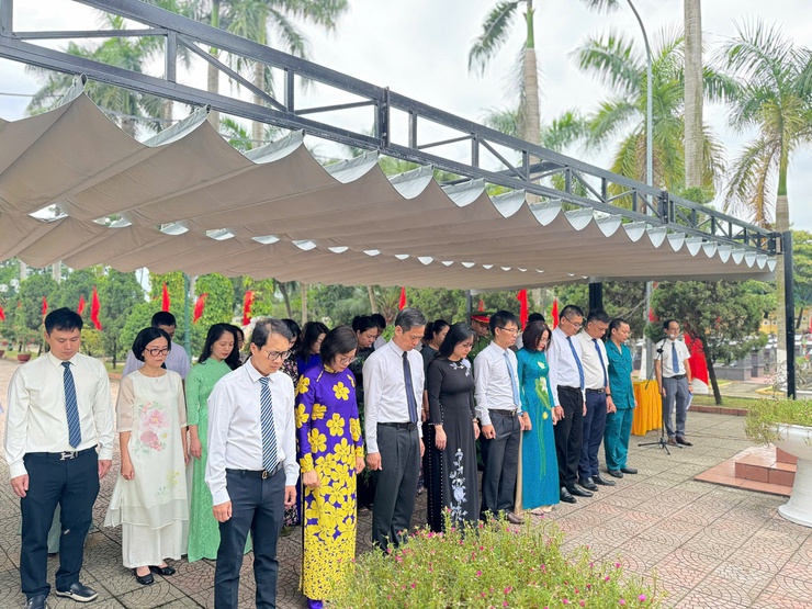 ĐẢNG ỦY - HĐND - UBND - UB MTTQ VIỆT NAM PHƯỜNG KIM LIÊN DÂNG HƯƠNG TƯỞNG NIỆM 
CÁC ANH HÙNG LIỆT SĨ TẠI NGHĨA TRANG THÀNH PHỐ HÀ NỘI- Ảnh 2.