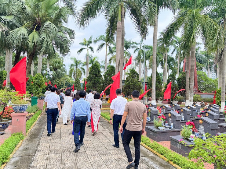 ĐẢNG ỦY - HĐND - UBND - UB MTTQ VIỆT NAM PHƯỜNG KIM LIÊN DÂNG HƯƠNG TƯỞNG NIỆM 
CÁC ANH HÙNG LIỆT SĨ TẠI NGHĨA TRANG THÀNH PHỐ HÀ NỘI- Ảnh 1.