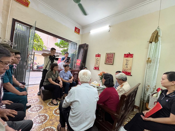 PHƯỜNG LÁNG THĂM HỎI, TRI ÂN CÁC GIA ĐÌNH CHÍNH SÁCH- Ảnh 4.