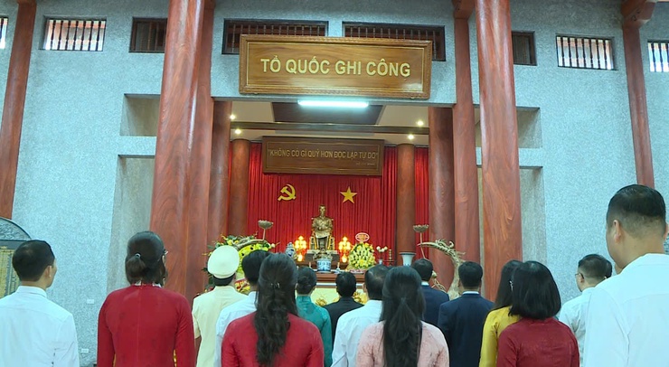 Đảng uỷ-HĐND-UBND-UBMTTQ xã Phúc Thọ dâng hương, viếng Nghĩa trang Liệt sỹ trước thềm Đại hội Đảng bộ xã lần thứ I, nhiệm kỳ 2025-2030- Ảnh 1.