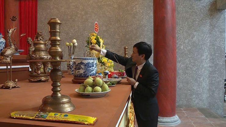 Đảng uỷ-HĐND-UBND-UBMTTQ xã Phúc Thọ dâng hương, viếng Nghĩa trang Liệt sỹ trước thềm Đại hội Đảng bộ xã lần thứ I, nhiệm kỳ 2025-2030- Ảnh 2.