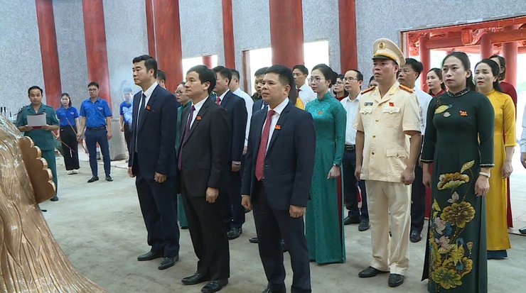 Đảng uỷ-HĐND-UBND-UBMTTQ xã Phúc Thọ dâng hương, viếng Nghĩa trang Liệt sỹ trước thềm Đại hội Đảng bộ xã lần thứ I, nhiệm kỳ 2025-2030- Ảnh 4.